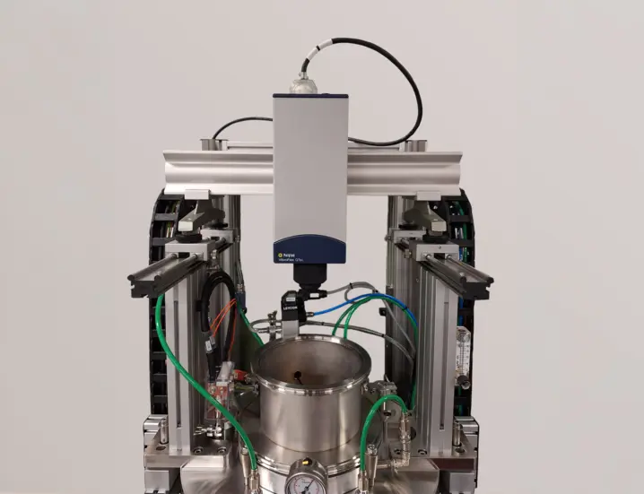 VibroFlex QTec LDV-Sensor, der oben auf dem Ofen montiert ist und auf die Probe strahlt